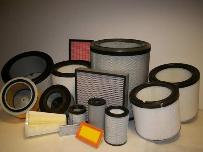 poškodovanega ali umazanega zračnega filtra